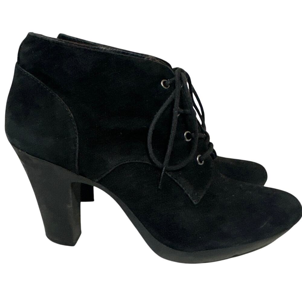 Bandolino Suede ankle boots with semi chunky heel. Size 7M